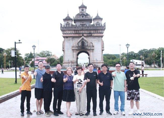图 2：胜仗门打卡合影