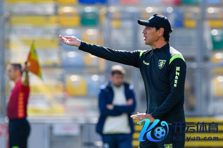 内斯塔活气蒙扎进球被取消:这算什么犯规?足球正在被解除